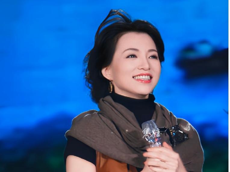 你喜欢董卿主持的节目吗董卿是极具代表性的文化主持人，以“黄金三分钟”的应变能力、
