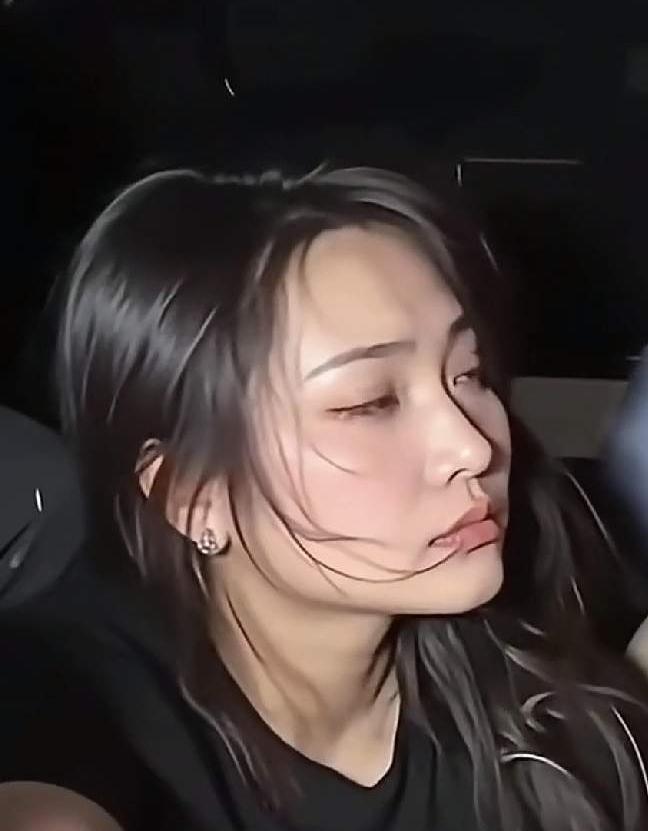 搞不懂这些人，人都抓到了，一个个上手扒拉人家脸干啥？