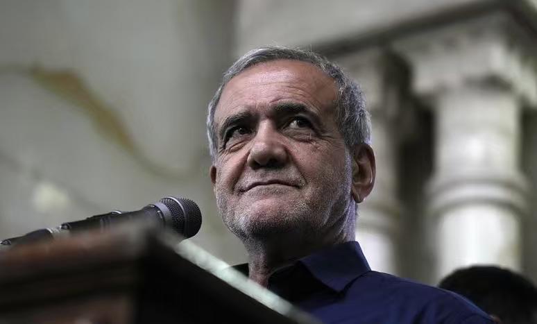 哈梅内伊其实已经给过“改革派”机会了，最早他是希望佩泽希齐扬这些人，可以跟美国和