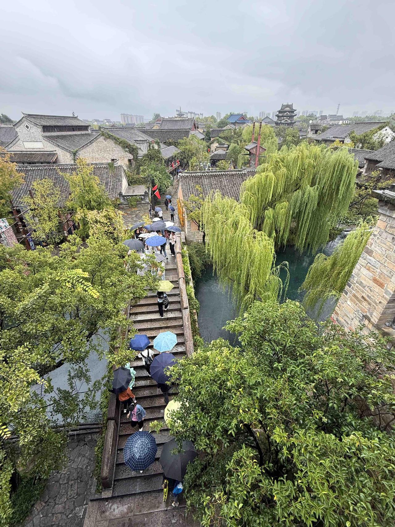 秋雨中游览明水古城，古色古香，烟雨濛濛，好一个江南似的地方！