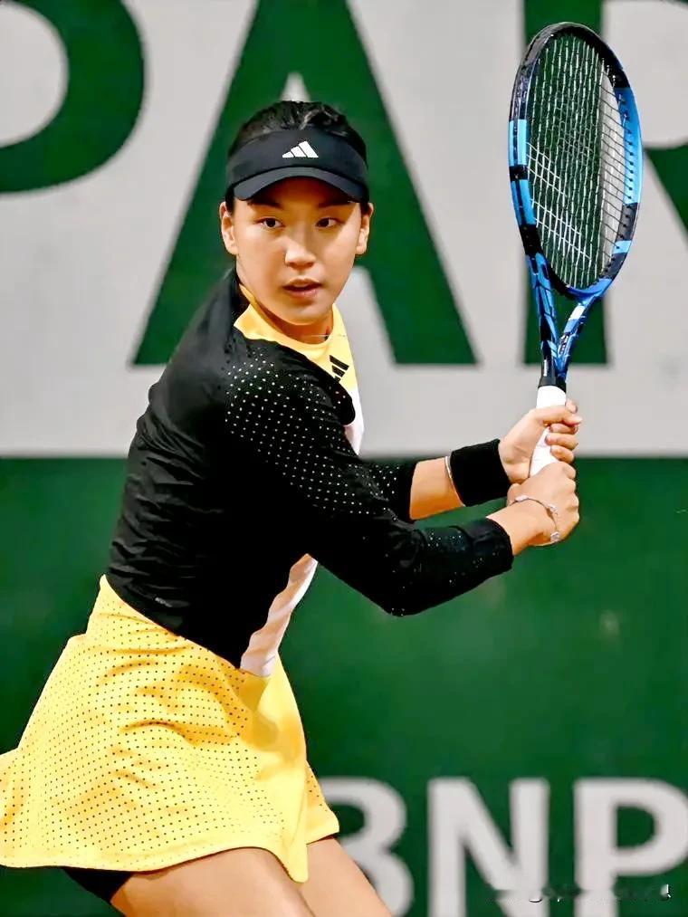 超级大逆转，王欣瑜晋级2024法国网球公开赛女子单打第二轮。
北京时间5月27日