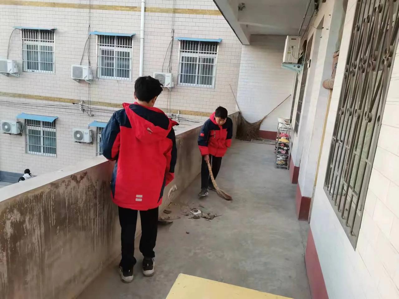 我真是服了，自从儿子上了九年级，几乎每周都要交钱，上周交了590元，资料费和延时