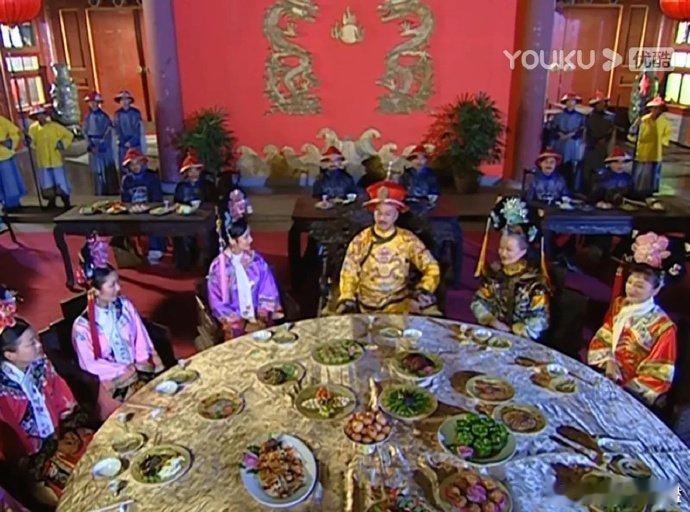 《还珠格格》果然是母凭子贵，在永琪和知画的孩子满月礼上，光看知画的座位就知道她的