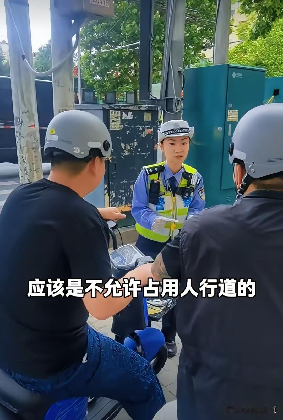 为青岛交警点赞[赞][赞][赞]禁止电动车在人行道上骑！