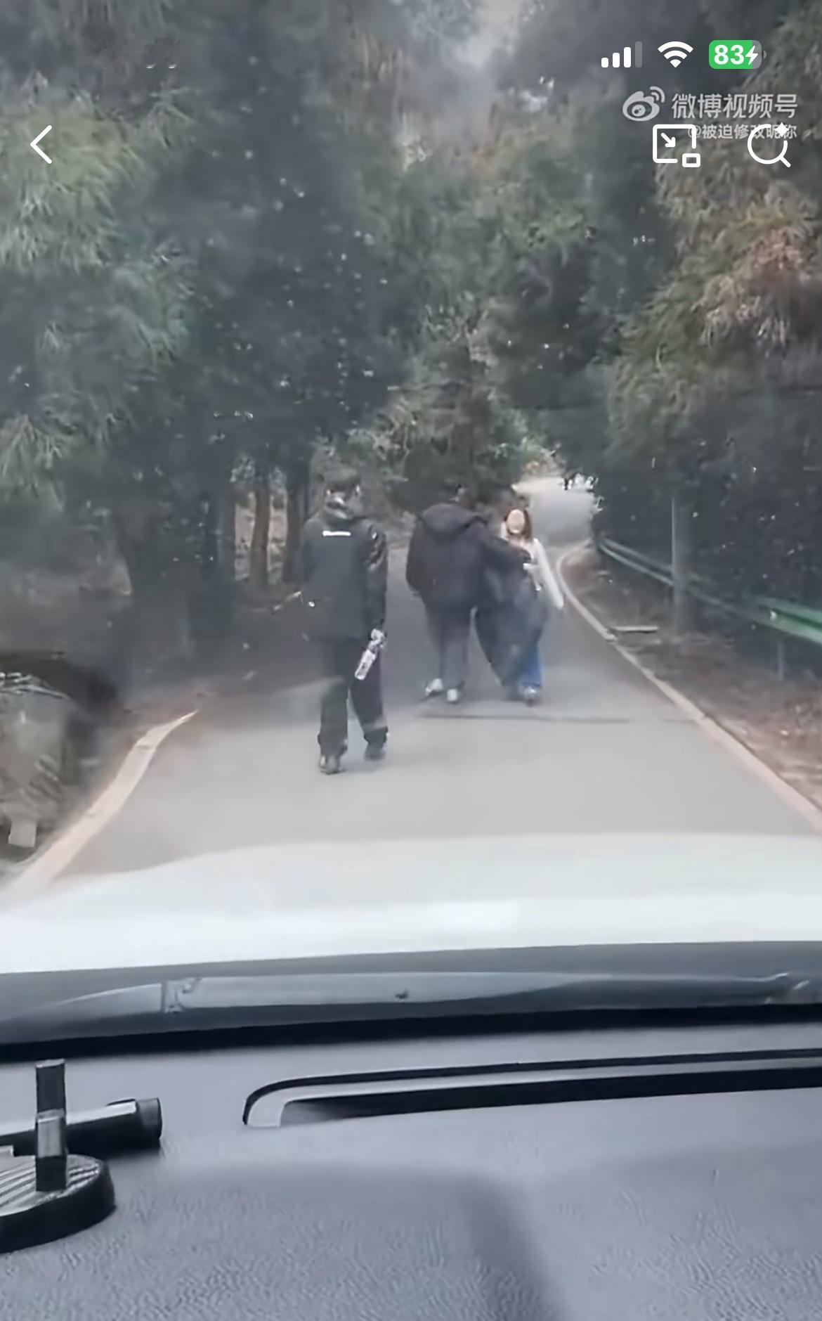 一司机吐槽，乡村小道上被2男1女挡道，提醒他们让路，遭到眼镜男威胁。有网友说这是