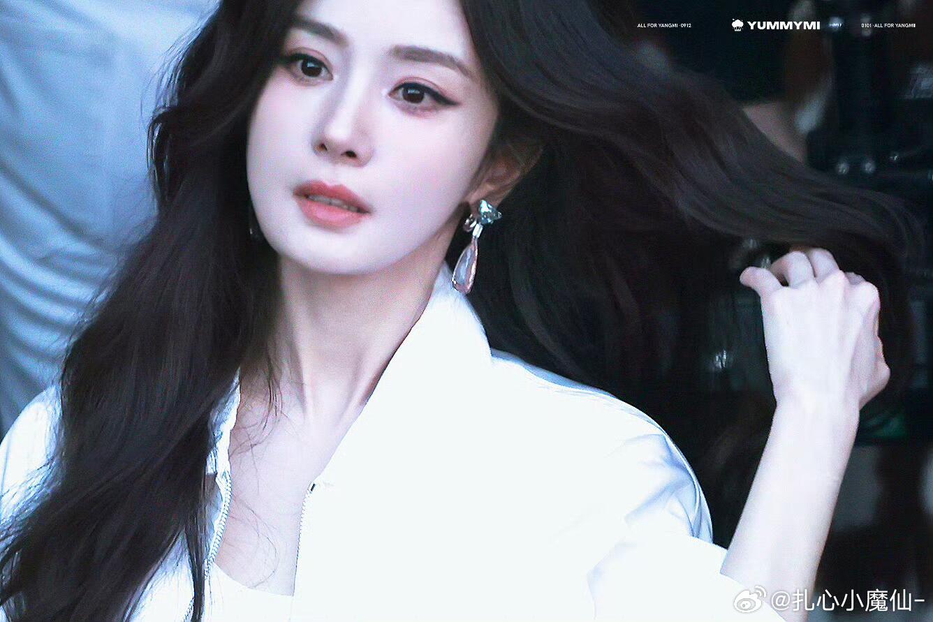 Prada代言人杨幂是谁还在欣赏杨幂的prada神图啊，当然是我😘，真的会被杨