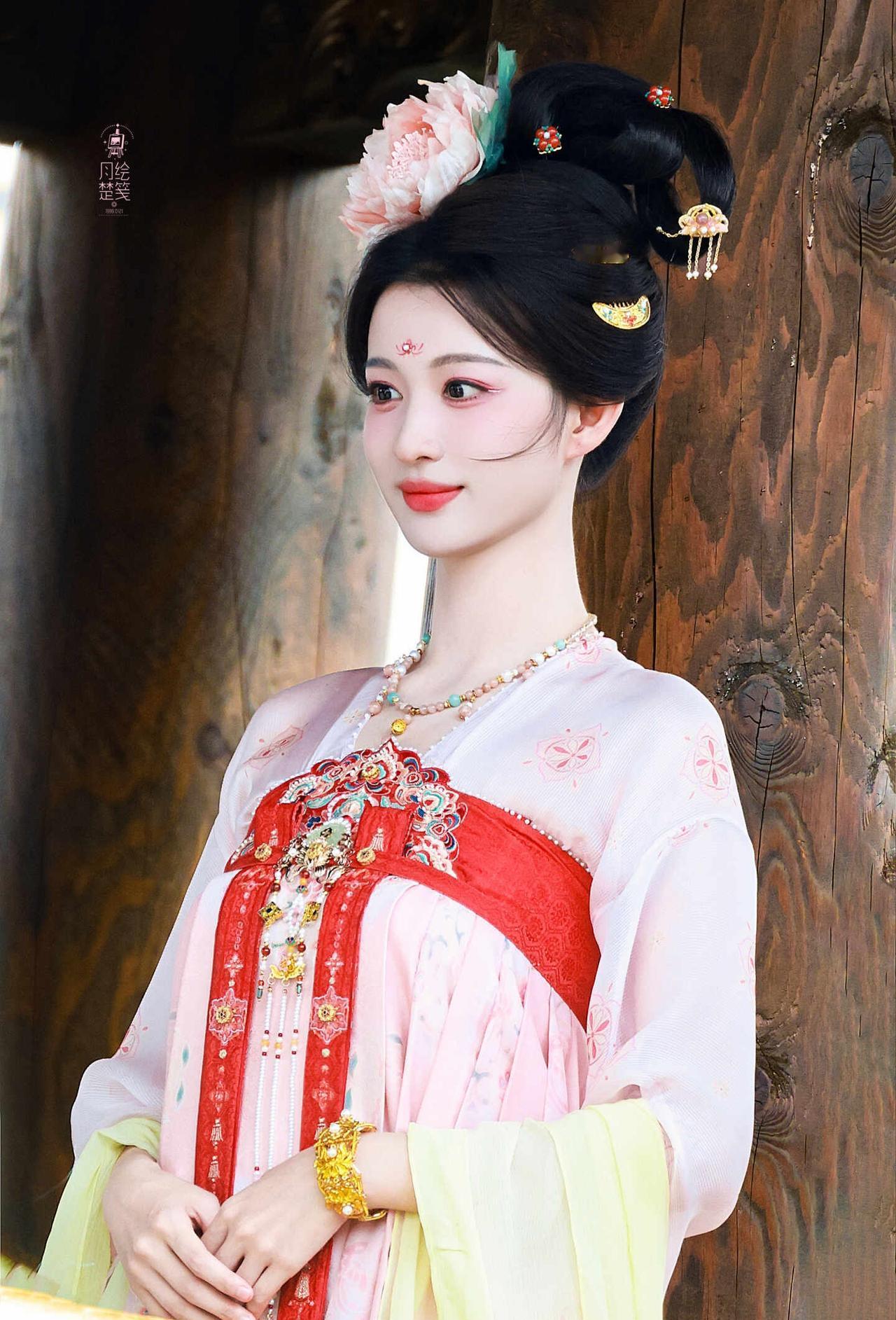 云想衣裳花想容 春风拂槛露华浓
这套妆造太太太漂亮了[流泪]王楚然