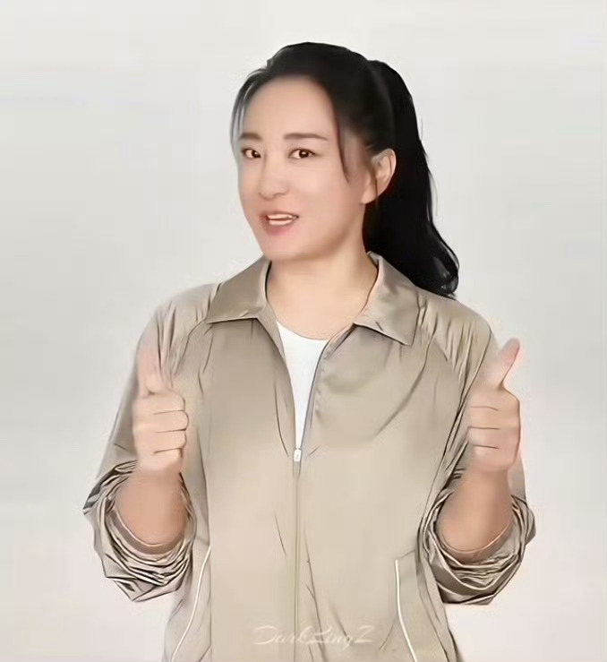 贾玲近照又瘦了 确实又瘦了。但我还是觉得胖胖的她更可爱，更搞笑更有综艺感，演戏也