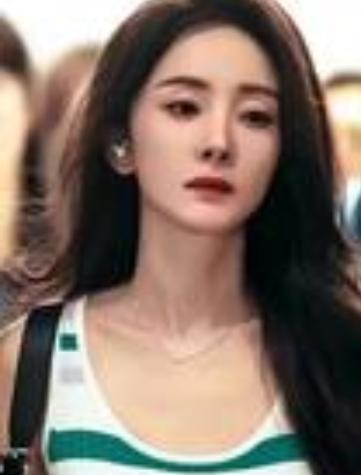 杨幂在张艺谋执导的电影《惊蛰无声》中，凭借饰演特工“白帆”所穿的白绿条纹吊带裙，