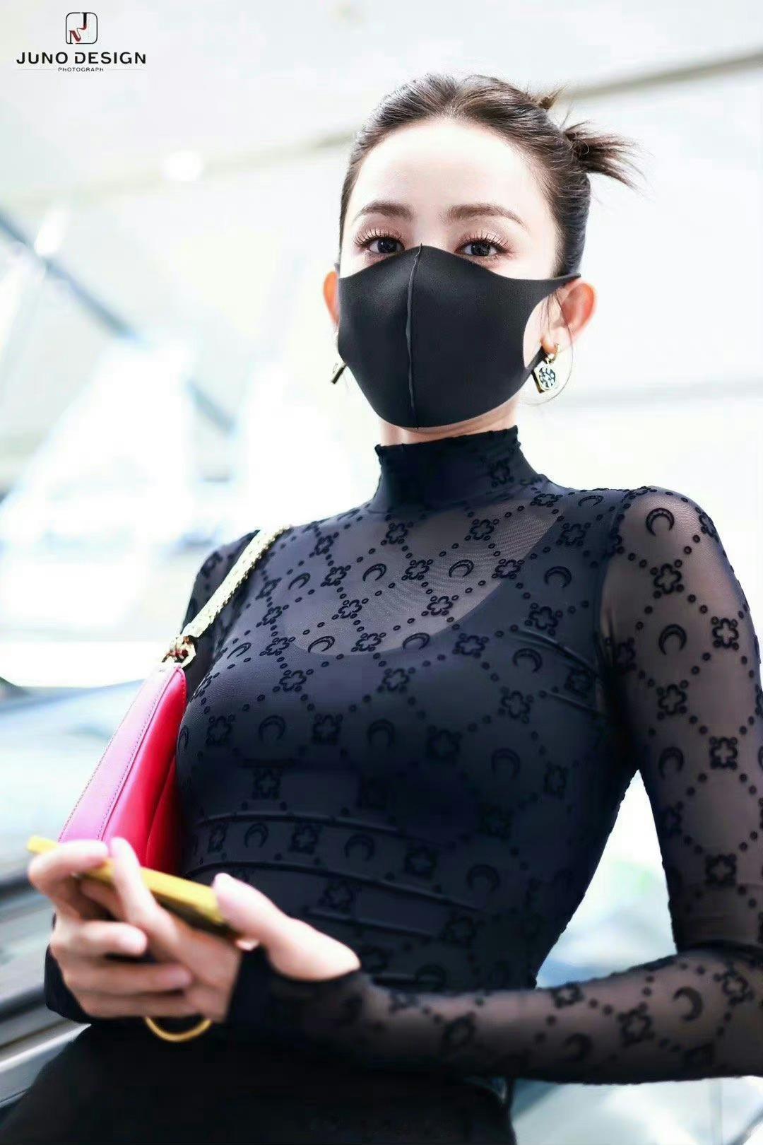 古力娜扎机场透视装 微微隆起的小腹好性感啊 