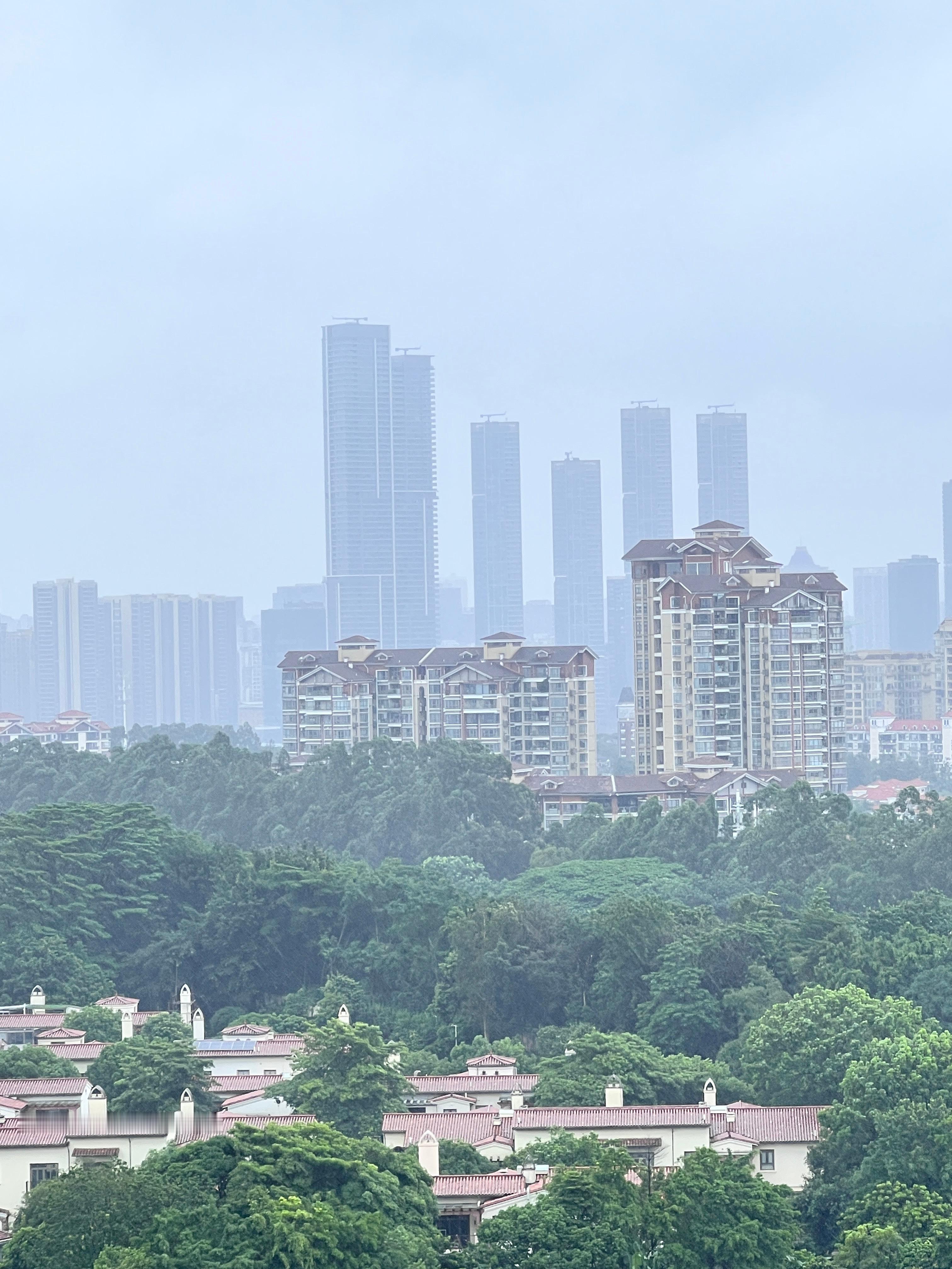 台风红霞中心正逐步靠近广州 风好大 雨好大 