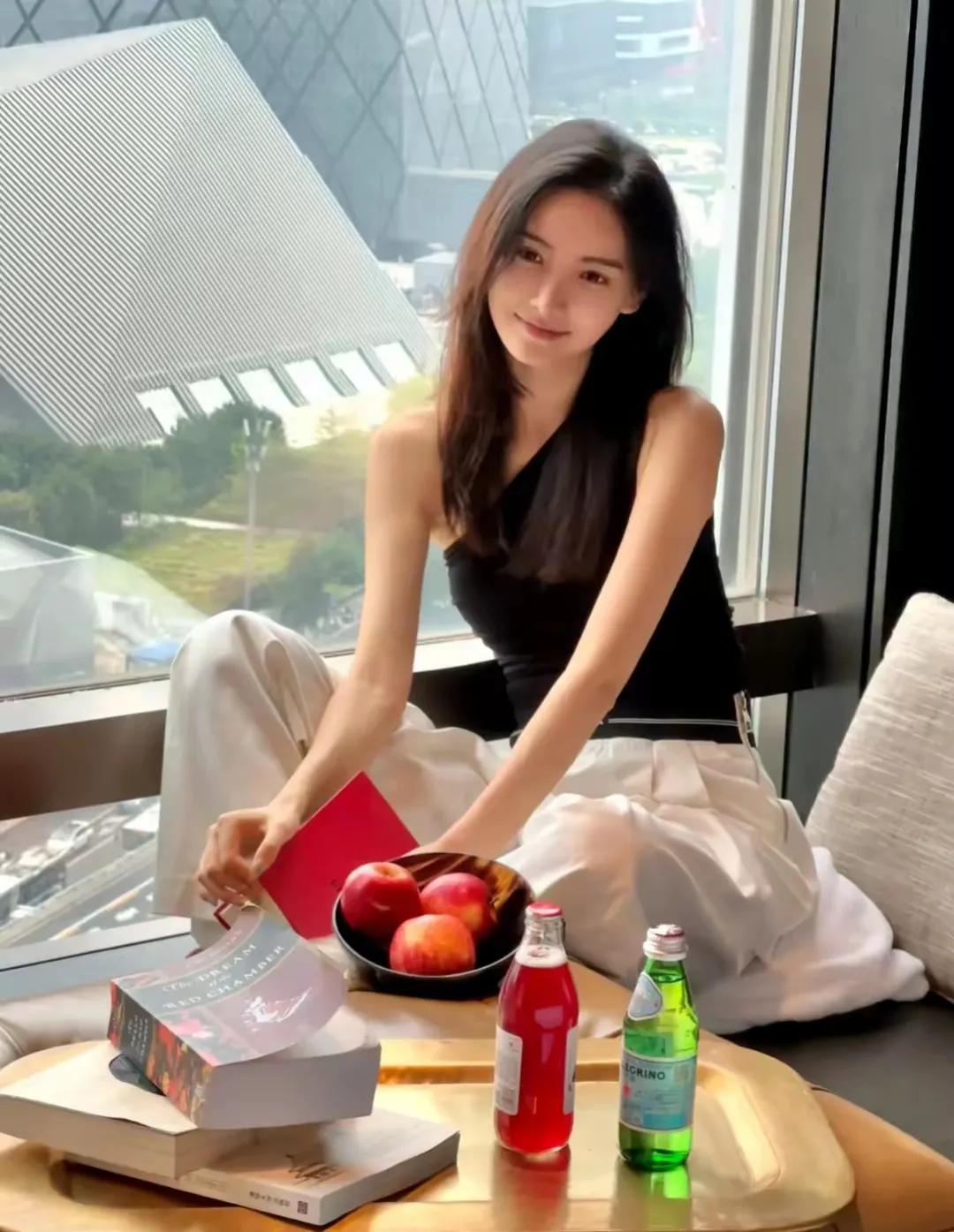 金佳悦，以她独有的魅力，被誉为荧幕上最耀眼的主持之星。她的笑容温暖如春日阳光，言