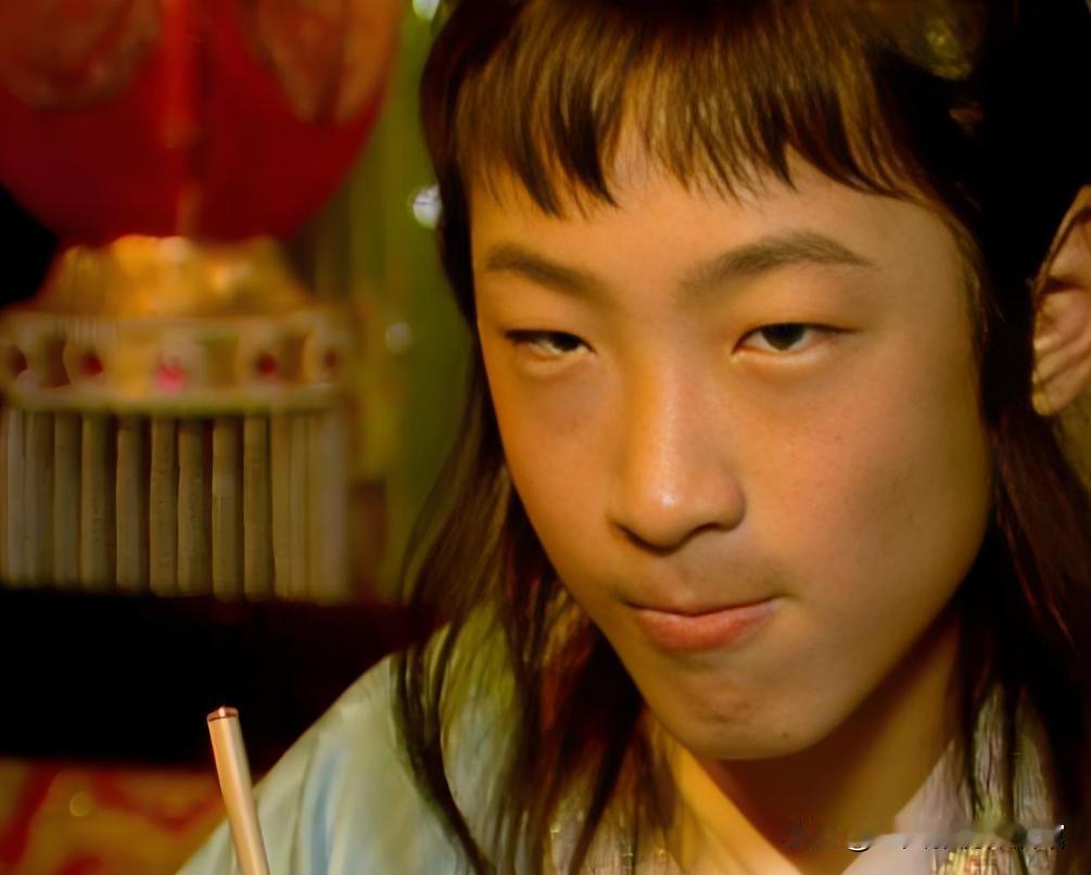 瞧贾环这狭长迷离的小眼神，果然应了王熙凤说他的那句“荒脚鸡似的，上不了高台盘”