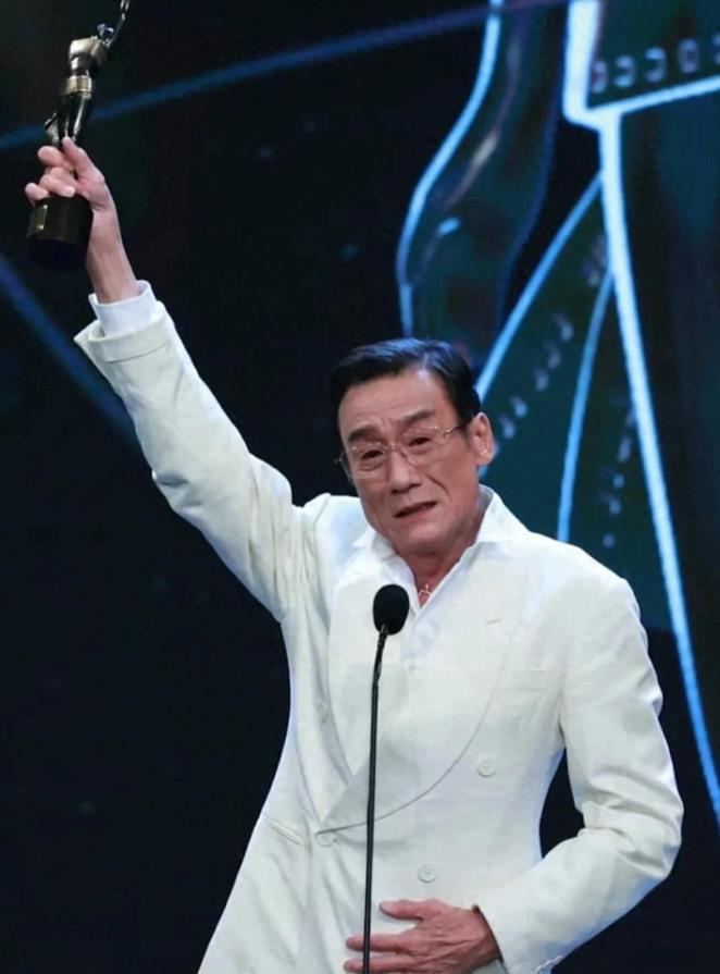 谁不羡慕？68 岁影帝从落魄地摊到五封大奖，老婆是他的终极底牌！


  谁能想