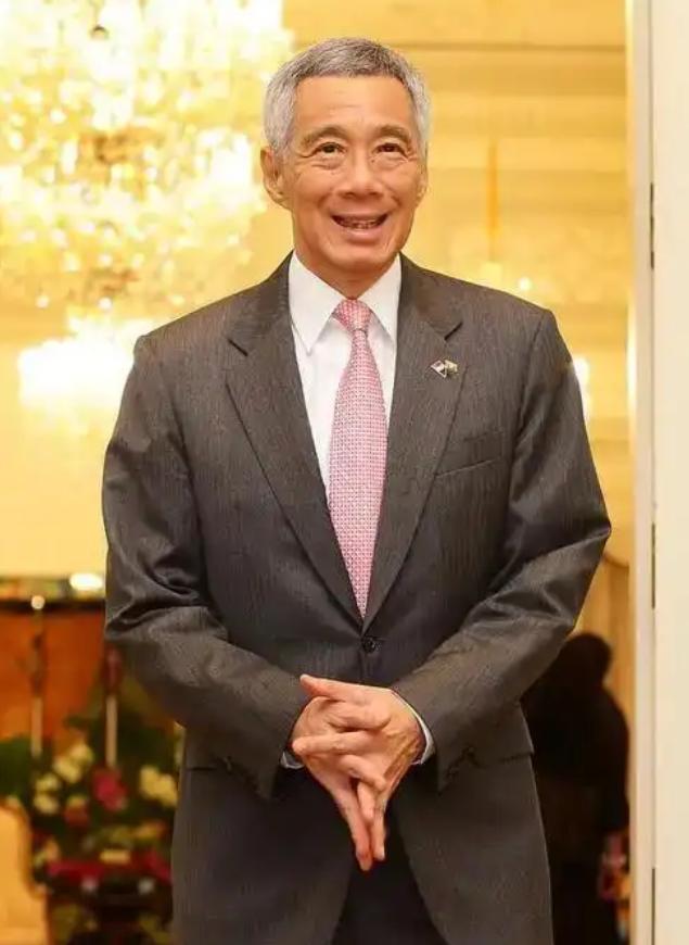 别再对新加坡心存幻想！前总理李显龙直言 “我们与中国人同宗同祖”，话音刚落，台下