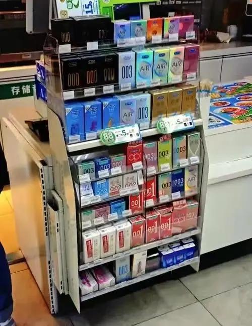 有没有想过，为什么杜蕾斯卖不动了？
 
其销量连年下滑，行业整体规模更是萎缩近5