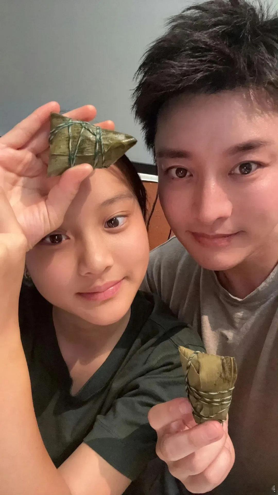 贾乃亮太幸福了吧！！贾乃亮晒出跟女儿甜馨的合影，父女俩头贴着头，隔着屏幕都能感受