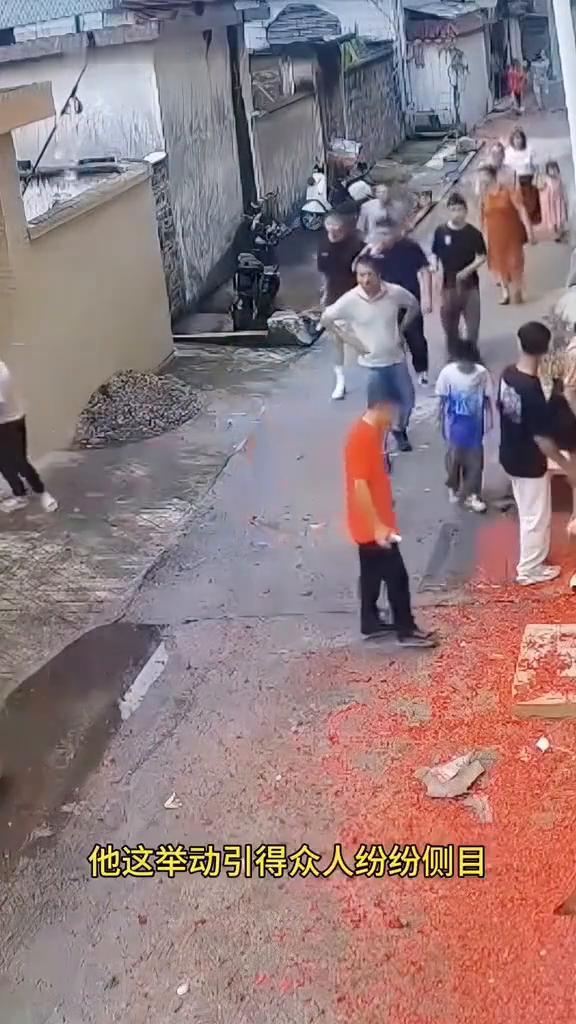 远亲不如近邻。
都说远亲不如近邻，看眼前这户人家正在办喜事，人家特意点燃鞭炮，热