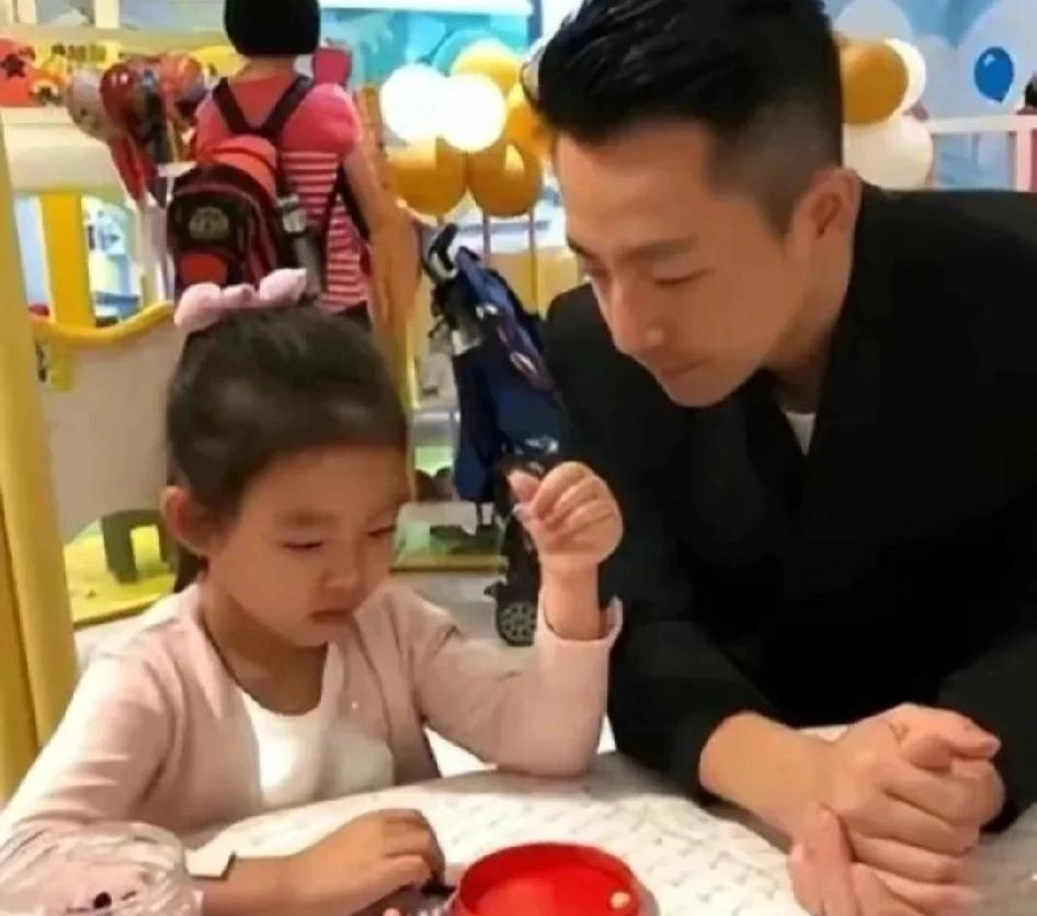 那个时候的汪小菲好帅好年轻呀
穿搭也很不错，看起来挺时尚
发现没有？汪小菲的女儿