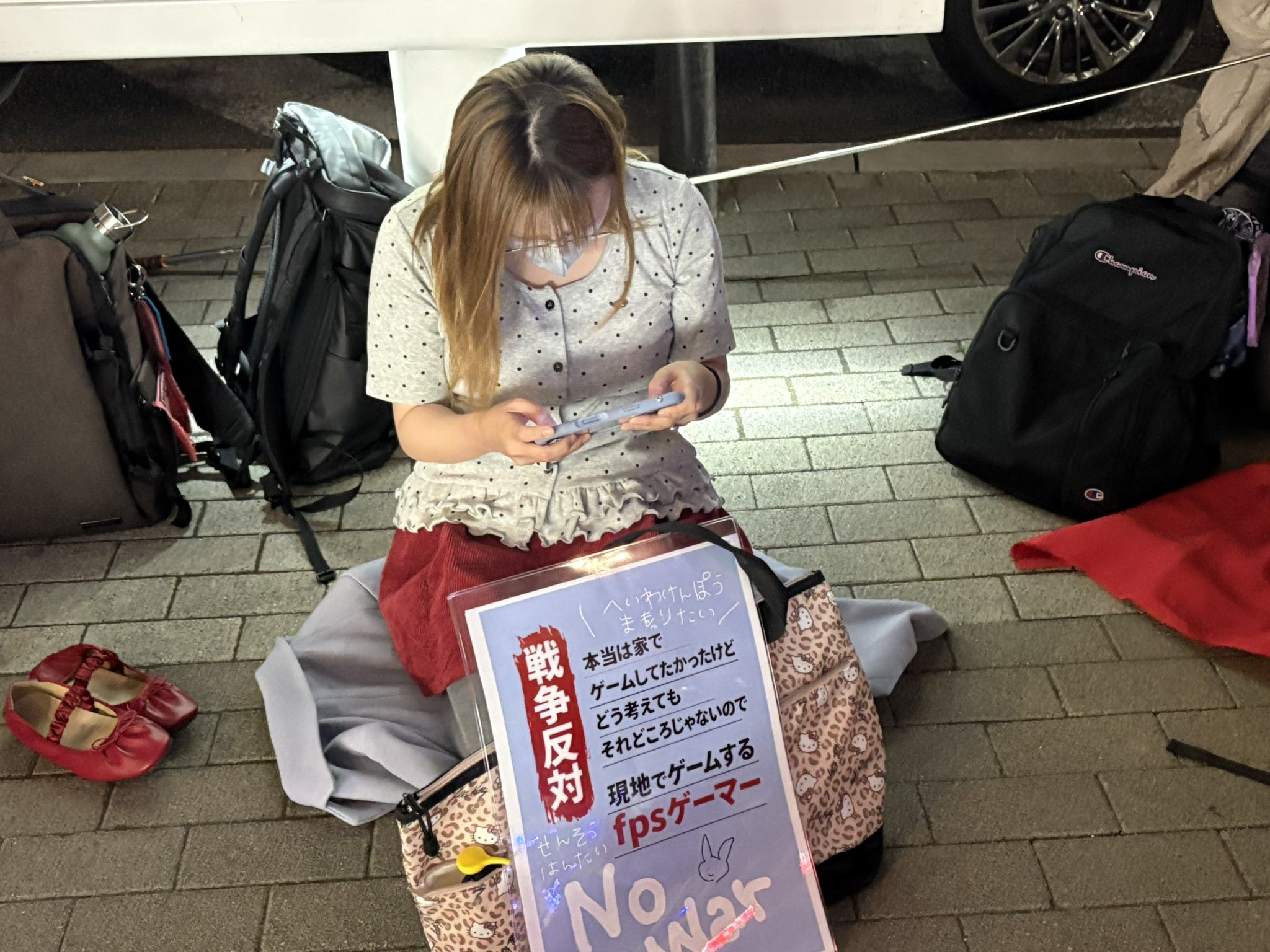 哈哈哈，挺可爱的，在（抗议）现场打游戏的 FPS 玩家。“虽然真心想在家里打游戏