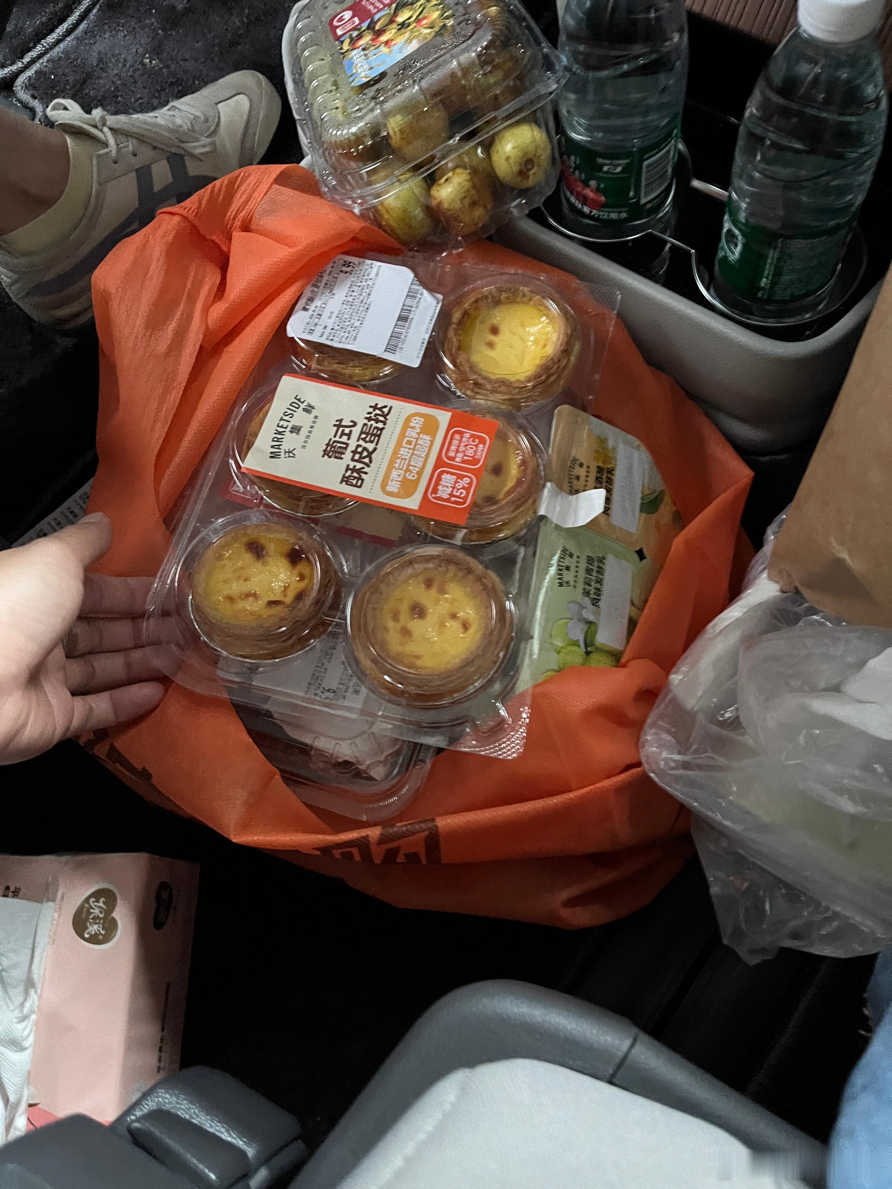 回老家，还好我聪明，从沃尔玛下单了吃的，应该是8点才能到，细狗开的的车，他哥没回
