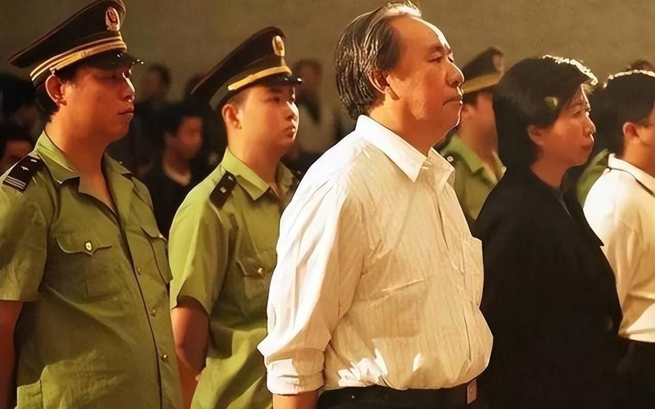 上骗中央，下骗百姓，曾一度爬到中国内地富豪榜第四名的牟其中，三回入狱让其从首富变