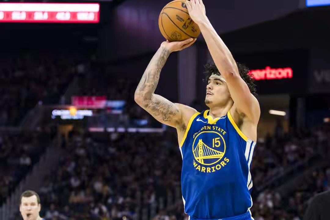 桑托斯平替不了巴特勒也算是低配的巴特勒

勇士附加赛战胜快船，桑托斯首发上场32