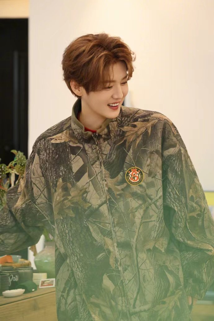 鹿晗五哈湿身湿发海报运动风的鹿晗 鹿晗五哈湿身湿发海报，运动风的鹿晗即将中午上线