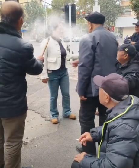 女子劝阻路边抽烟的几个大爷，说公共场合禁止吸烟，劝阻不成竟直接动手打起来了！
1