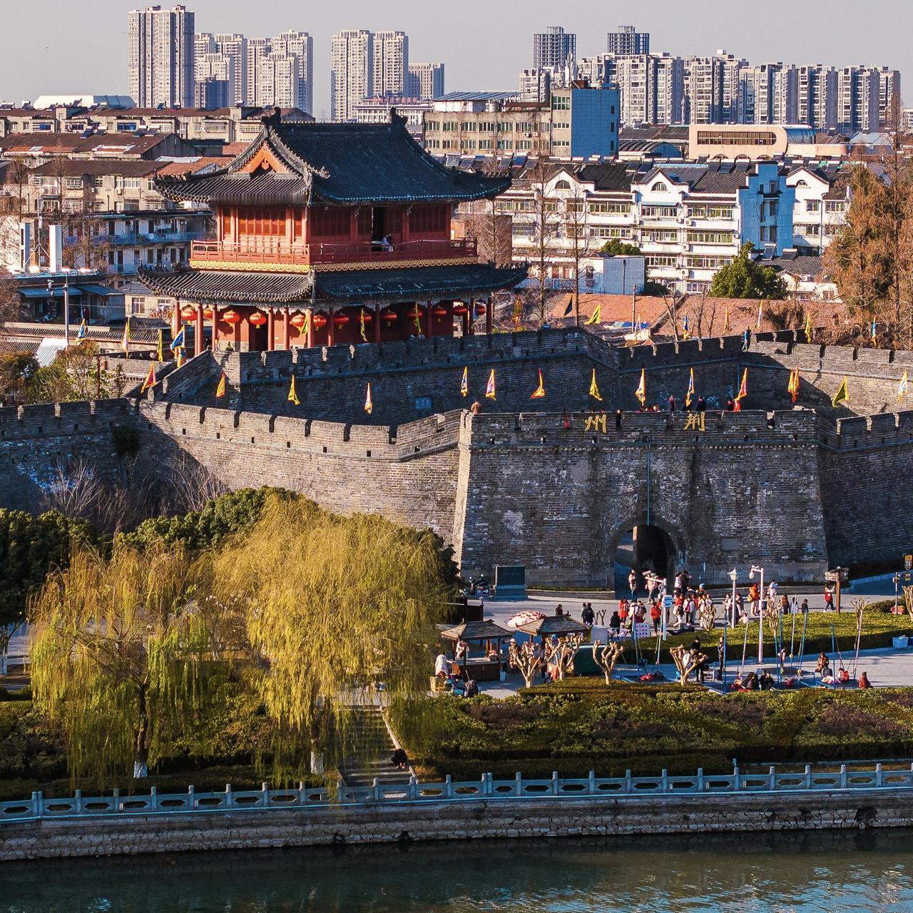 来荆州这么多次，头一回真切觉得，这座城市太舒服了。
 
说来也挺奇妙，前前后后往