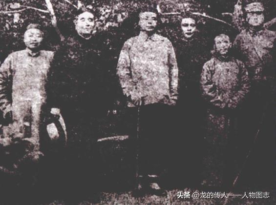 1937年4月20日，冯玉祥(左三)在无锡梅园诵幽堂前与荣德生(左一)、薛明剑(