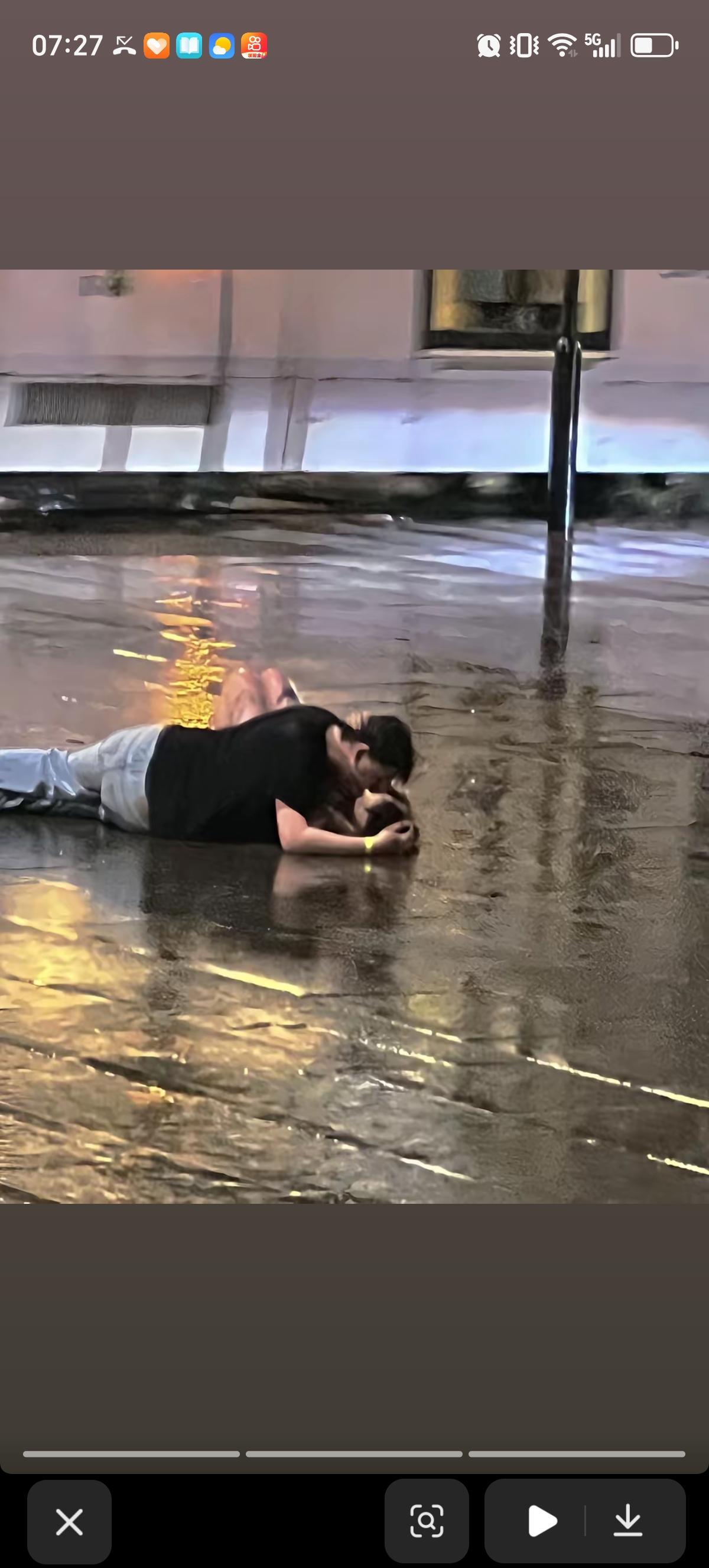 情人节当天总会有点不一样的浪漫，下雨成了情人节标配。昨天的雨下的真大啊，仿佛成了