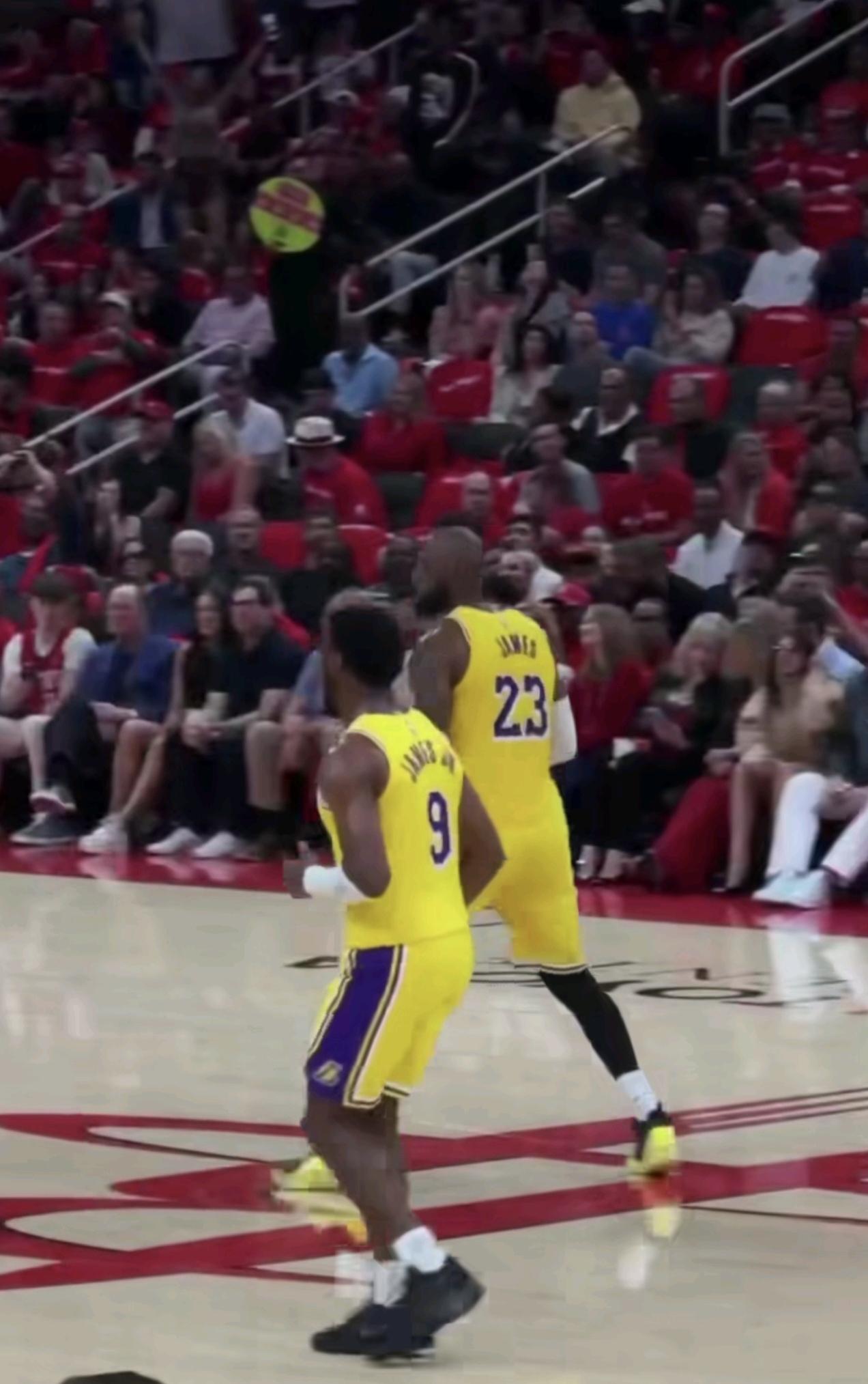 这下不知道大殖子们会怎么解释？詹姆斯带着儿子打季后赛，虽然他依旧勇猛但儿子水平确