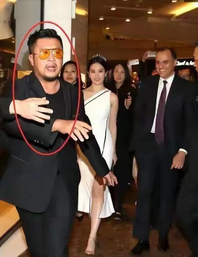 杨坤给刘亦菲当保镖了吗？这强壮有力的身躯，这迷人且男人味十足的小胡须，原来只是酷
