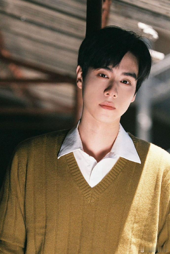 胡一天侧颜没输过胡一天的侧脸完全符合我对小说男主脸的所有想象，那种干净又英气的感