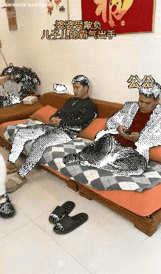 跟你说个劲爆的内幕，去年刷爆的儿媳拎板凳怒怼恶公公，全是演的！
摄像头角度卡得