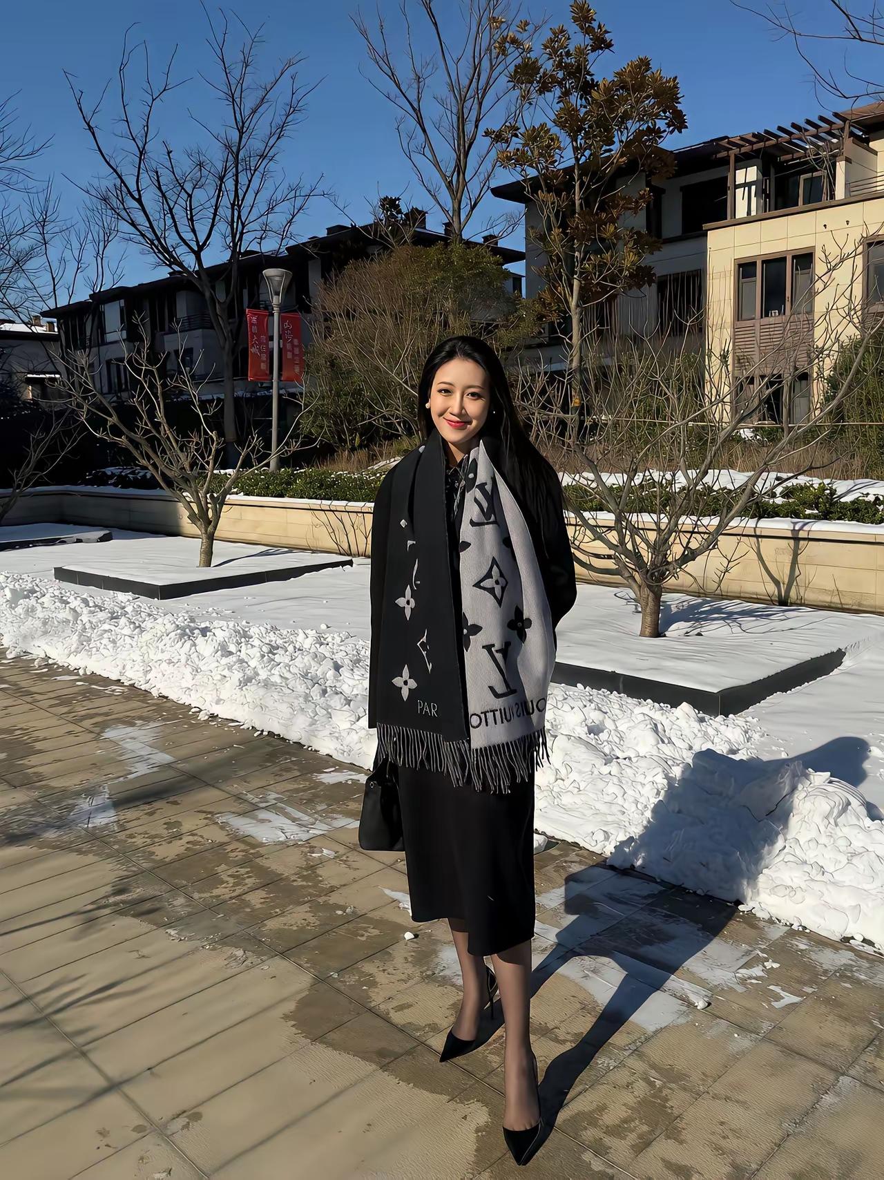 冬日暖阳下，暖阳衬着黑丝，美腿在黑丝包裹下，线条若隐若现，让这冬天都多了几分色彩