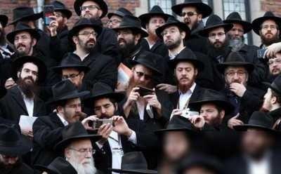 一个犹太老人临终前，把孙子叫到跟前：“我最后再给你上一堂经商课，去工厂定10万把