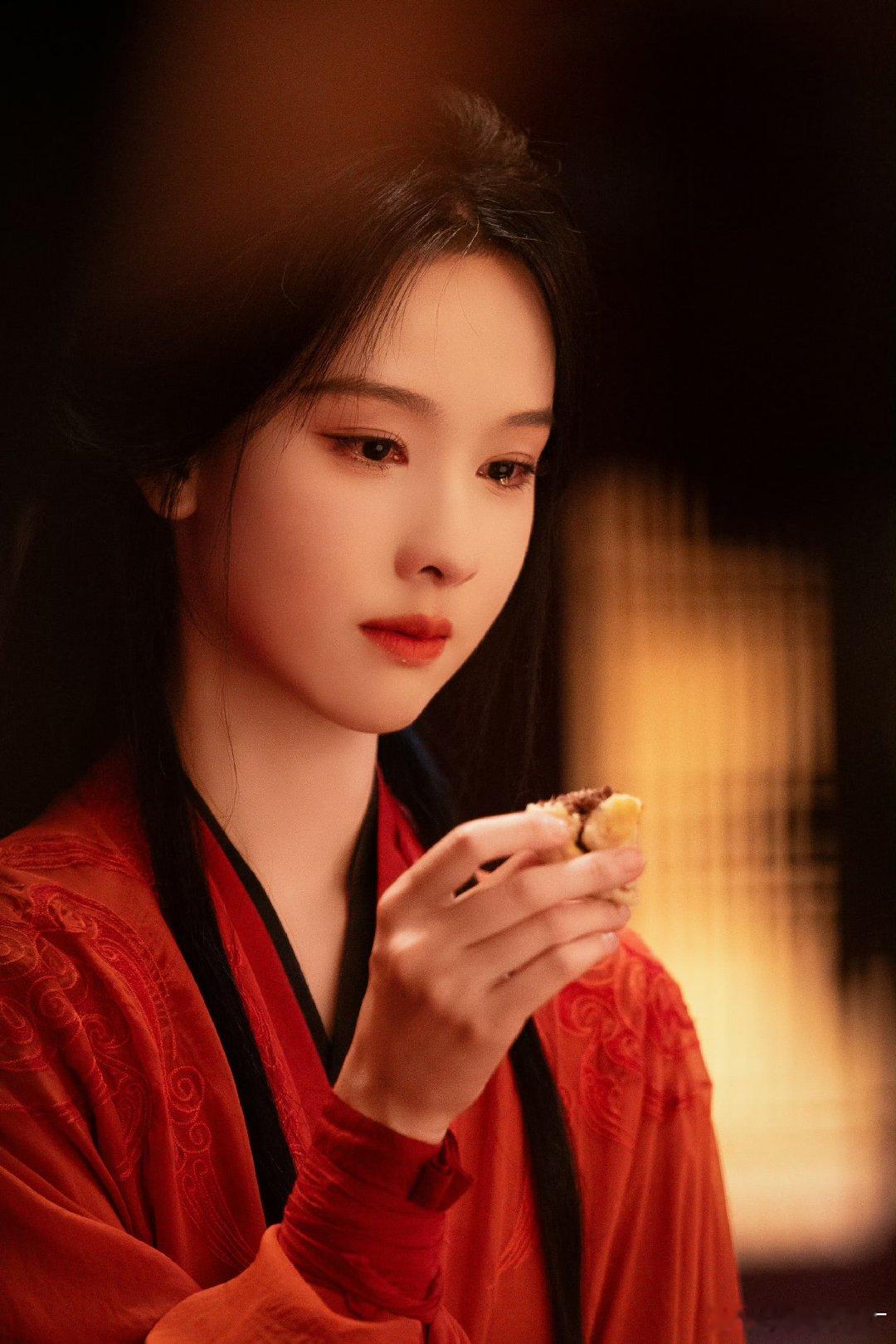 陈都灵楚朝红衣含泪陈都灵眼眶含泪《翘楚》楚朝红衣剧照封神，陈都灵眼蕴泪光隐忍落泪