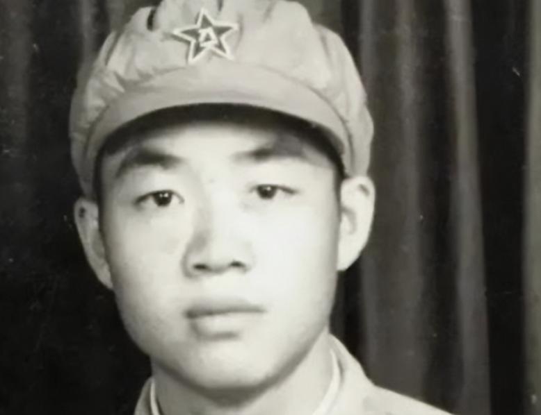 1951年，一个15岁新兵擦大炮，埋头看瞄准镜，谁料突然瞅见，敌人阵地上出现一奇