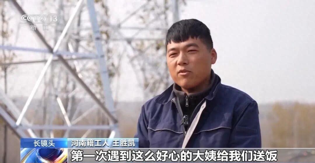 山东五莲，几位从河南来的风电工人每天都在赶工，第一天的时候忙的水都不够喝了，只好