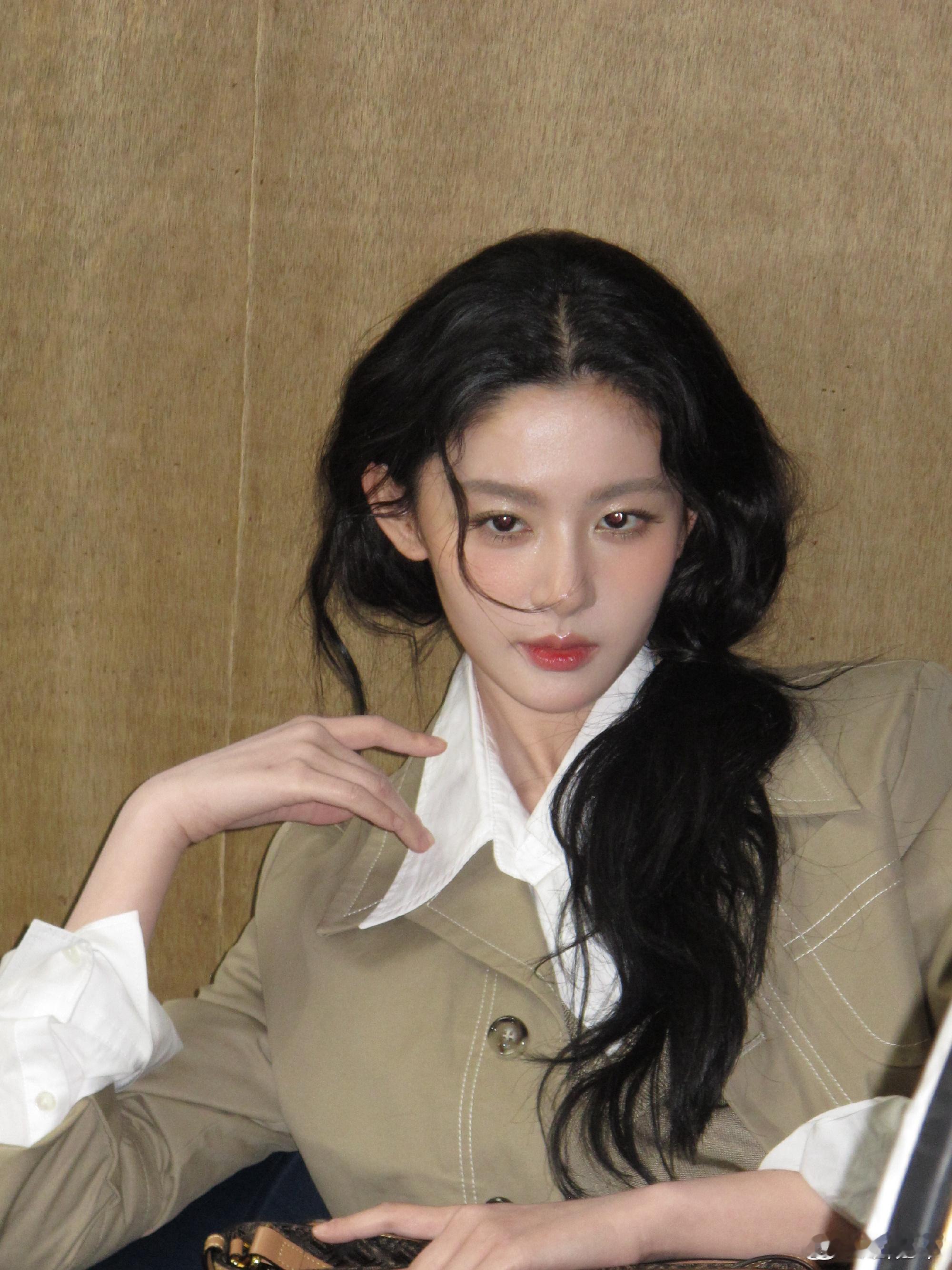 于正又夸赵晴好看了 赵晴时尚感蛮好的，整个人越来越高级了！ 