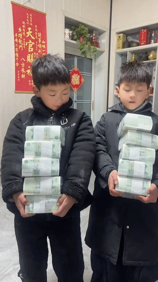 这是一位爸爸给两个双胞胎儿子过年发的“压岁钱”。
看起来数量可真不少啊？
不过两