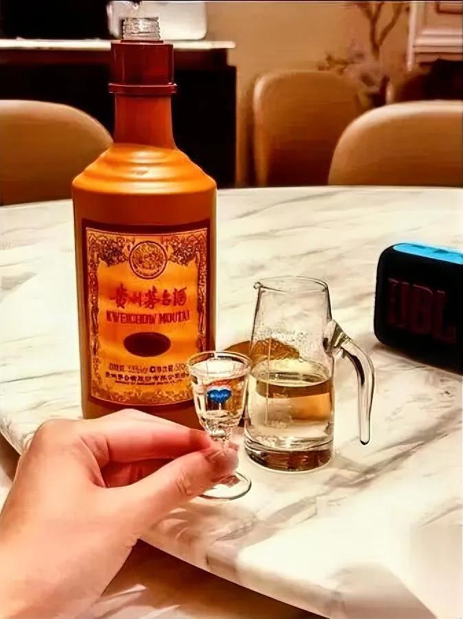现在白酒圈有多惨？

十五年陈酿挂半月卖不动

以前囤货靠抢，现在砸手里心慌！还
