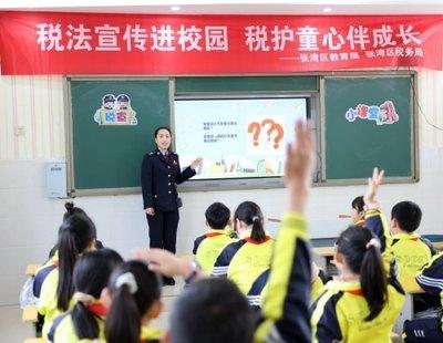 #建议减轻中小学老师负担#中小学老师的负担，最主要还不是在教学上面，而是承担了许