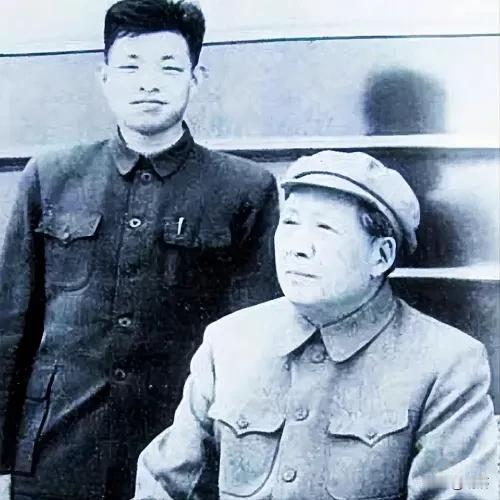 1970年深秋，毛泽东主席视察天津。看过工厂的机器轰鸣，走过田间的金黄麦浪，与地