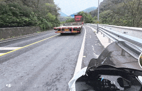 一个视频引发网友争议！
一辆大车行驶在山路上，单行道，下坡有弯道，摩托车选择从右