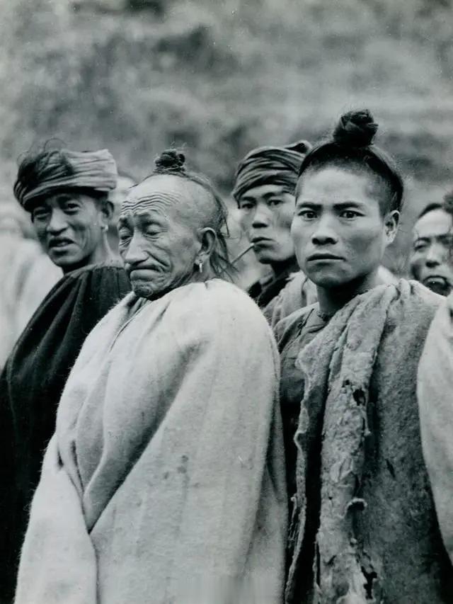 1955年，四川。大凉山的头人准备迎接解放军。 ​​​