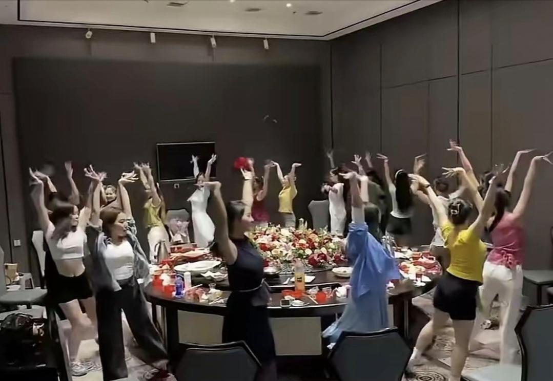 这样聚餐的都是什么人？玩的开心不说，还有人专门拍视频。