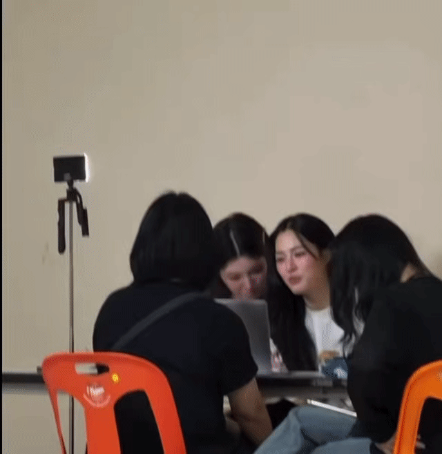 后台也这样粘在一起啊（是不是在拍re…？） 
